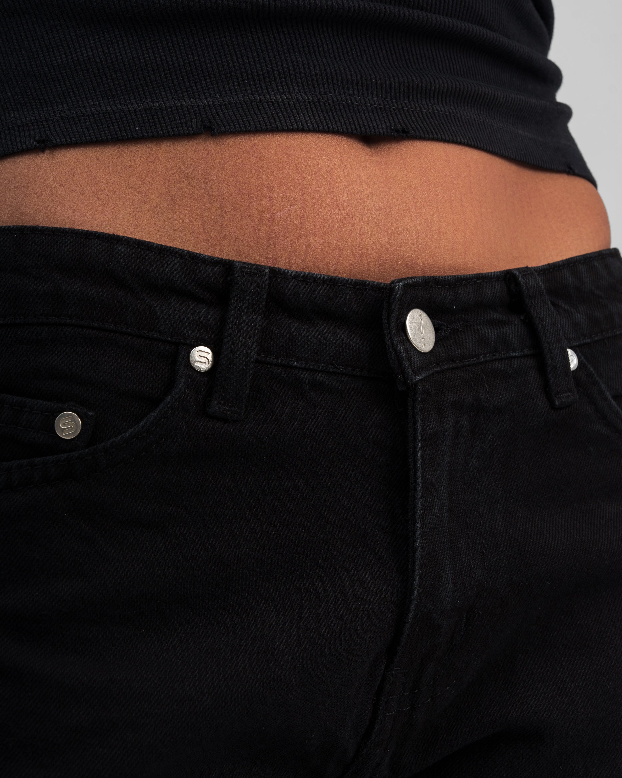 CLASSIC BLACK RELAXED MID RISE JEANS