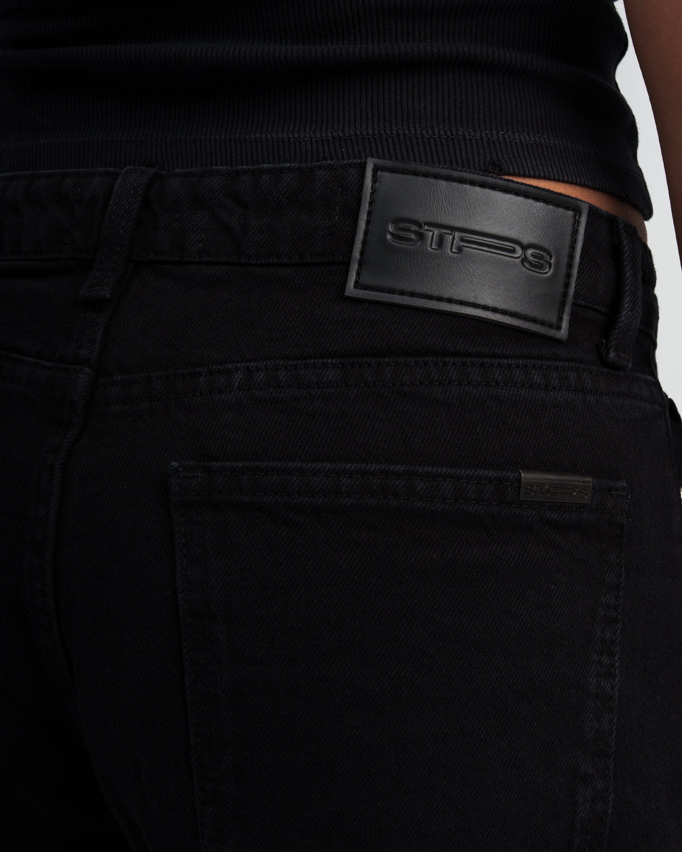 CLASSIC BLACK RELAXED MID RISE JEANS
