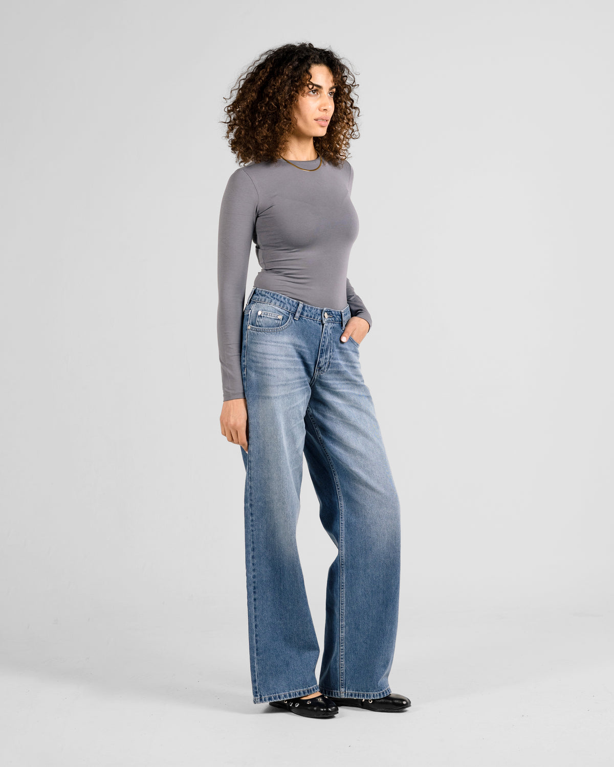 FLIPPED POCKET RELAXED MID RISE JEANS