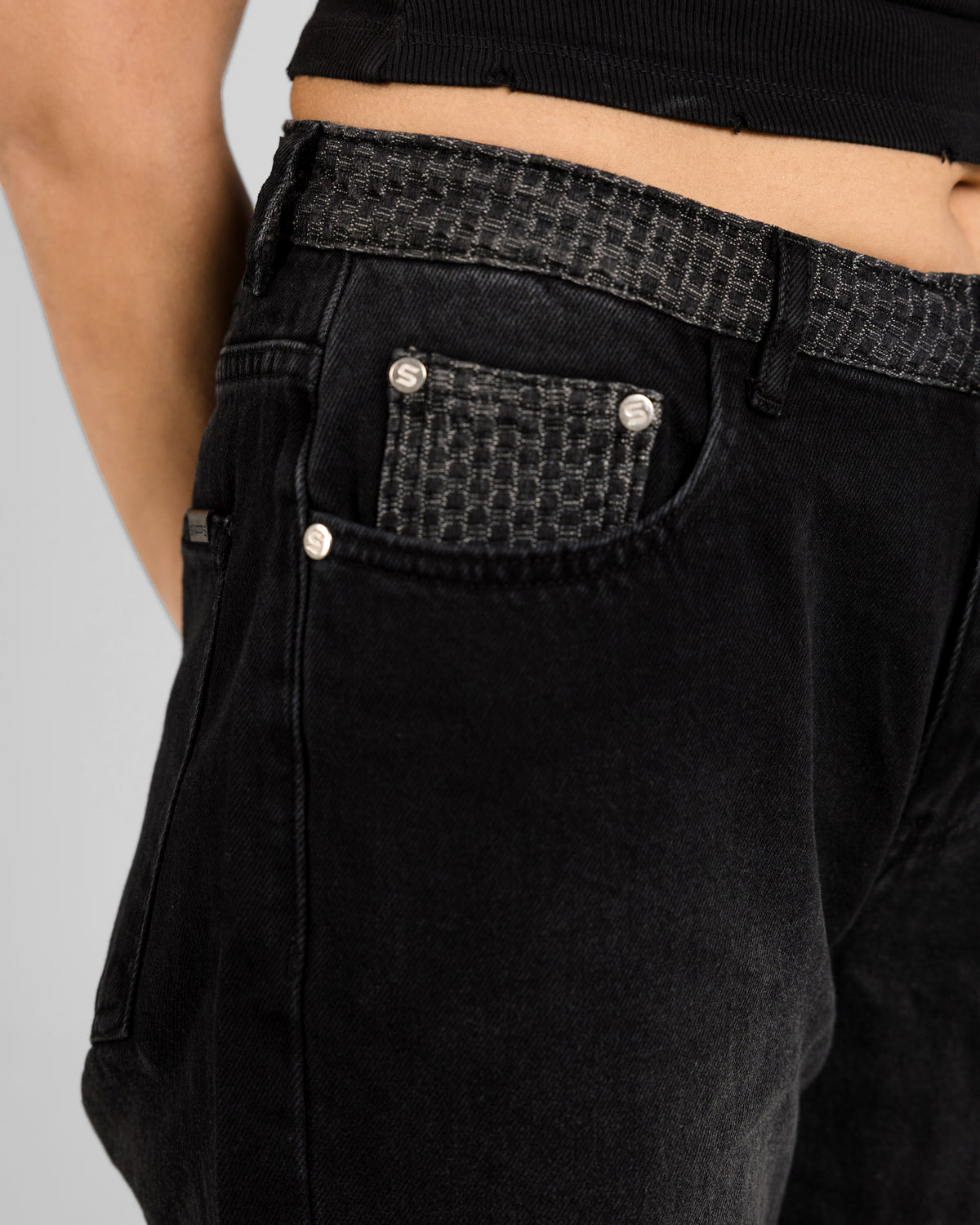 TEXTURED RELAXED MID RISE JEANS