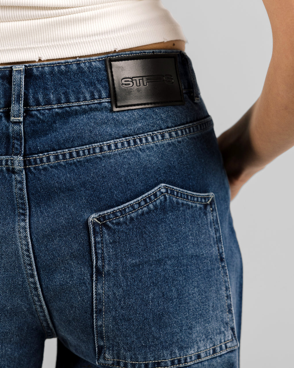 FLIPPED POCKET RELAXED MID RISE JEANS