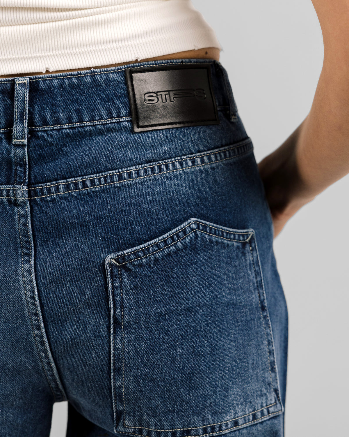 FLIPPED POCKET RELAXED MID RISE JEANS