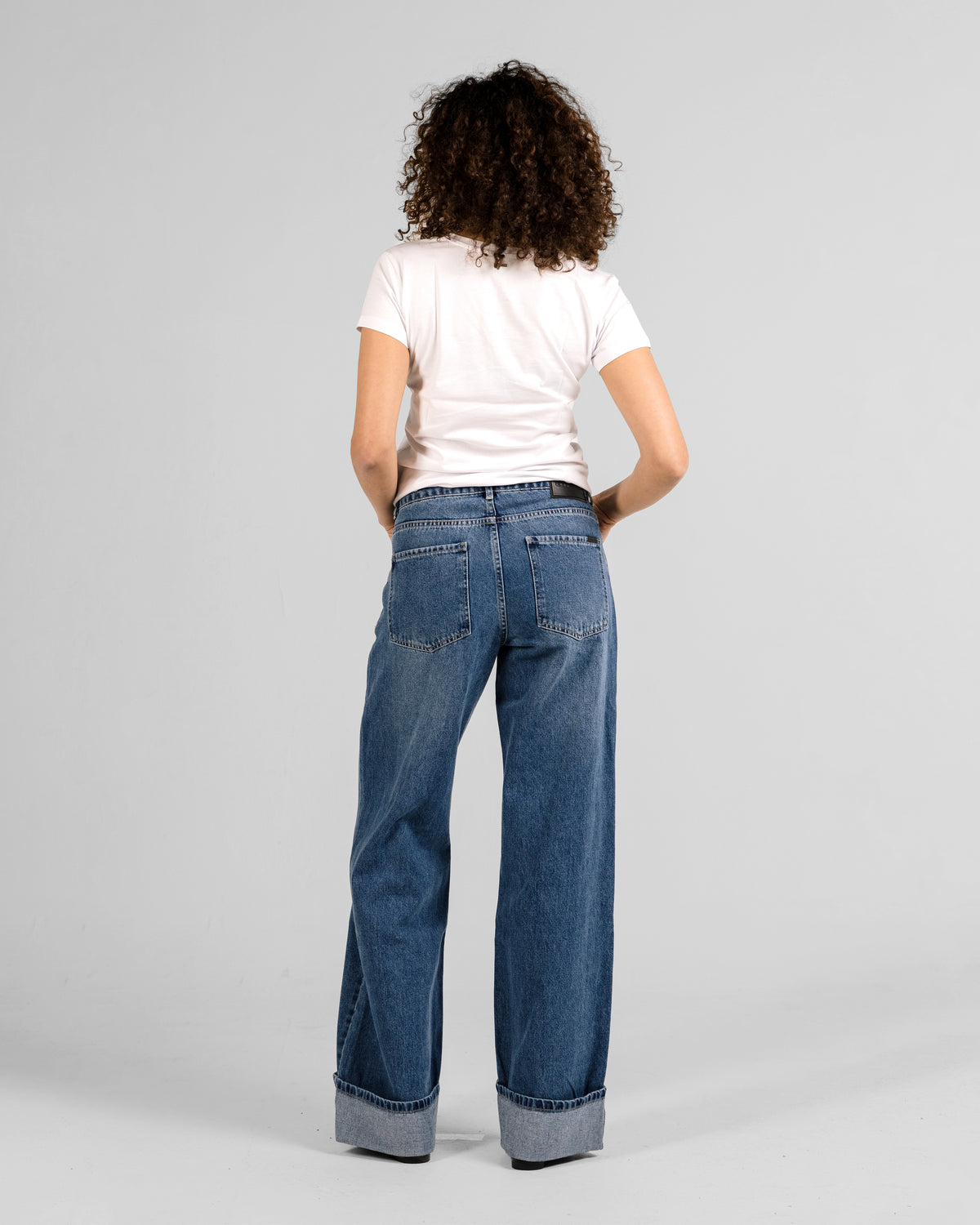 ROLLED HEM RELAXED MID RISE JEANS