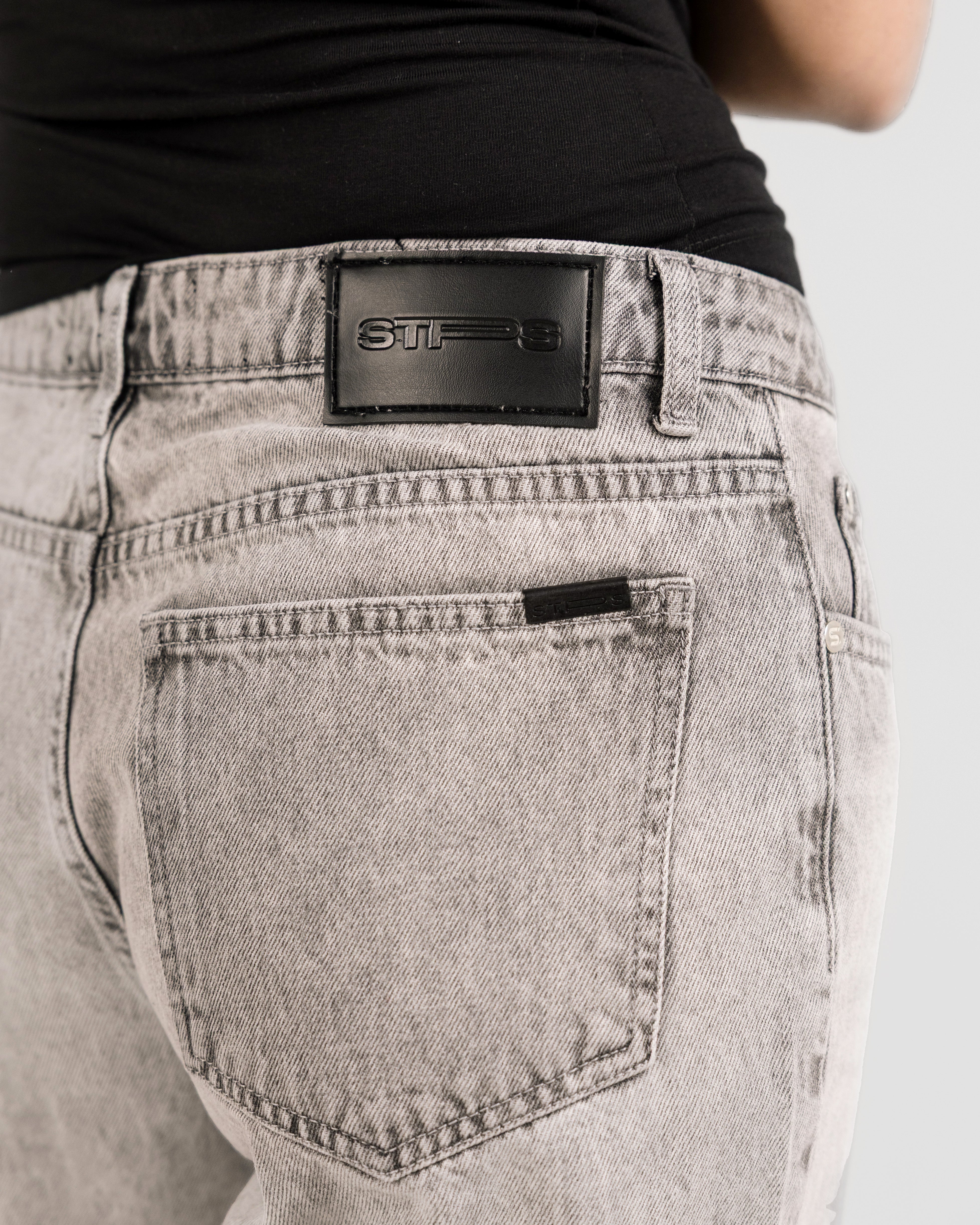 FLIPPED POCKET RELAXED MID RISE JEANS