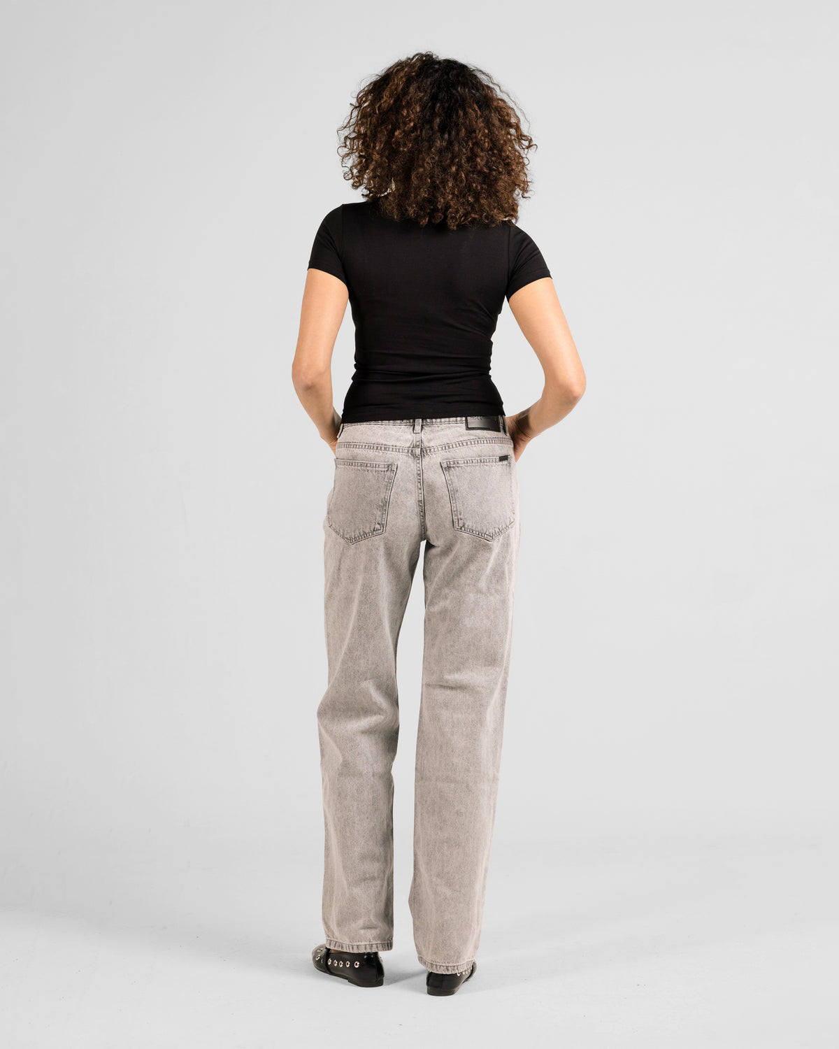 FLIPPED POCKET RELAXED MID RISE JEANS