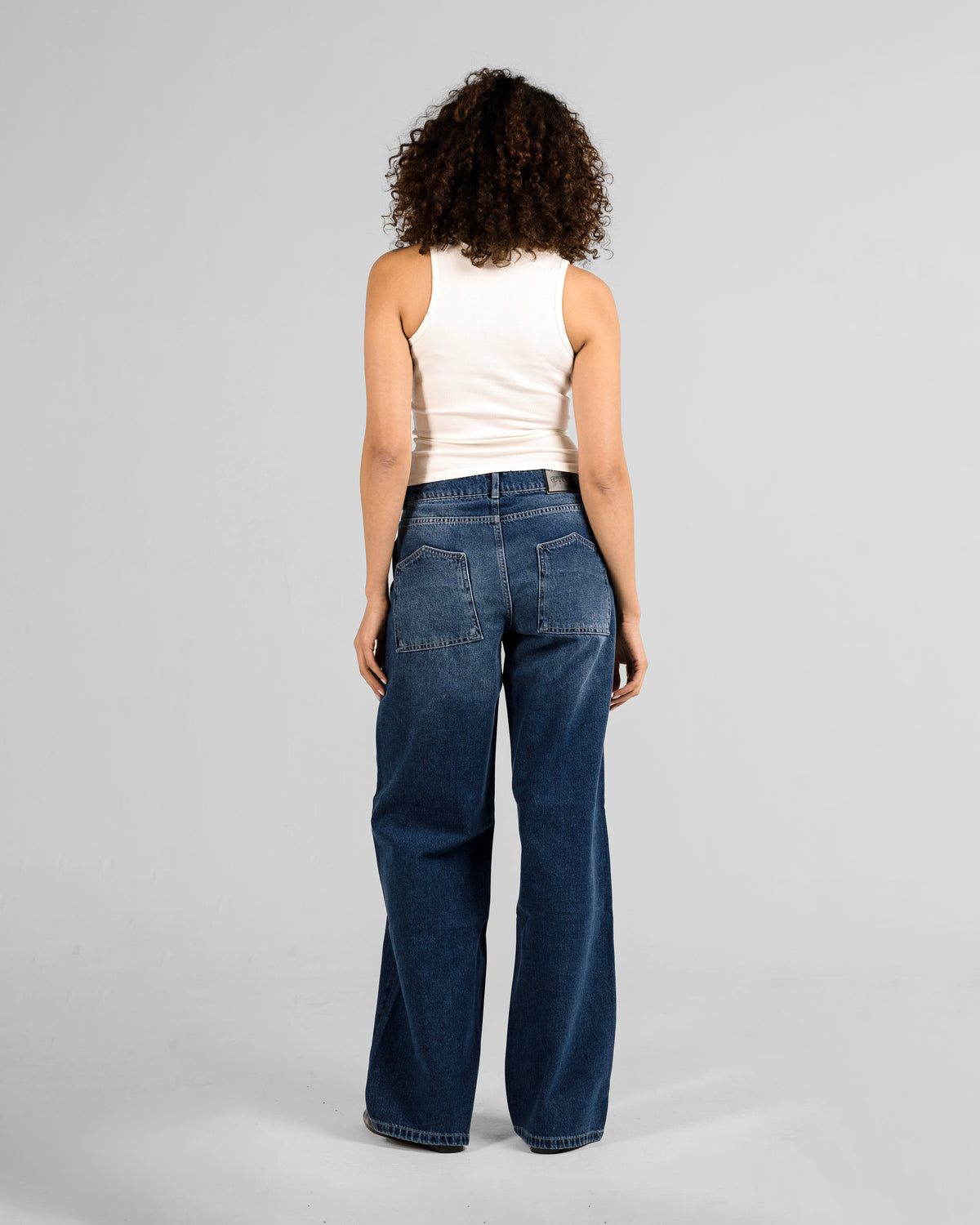 FLIPPED POCKET RELAXED MID RISE JEANS
