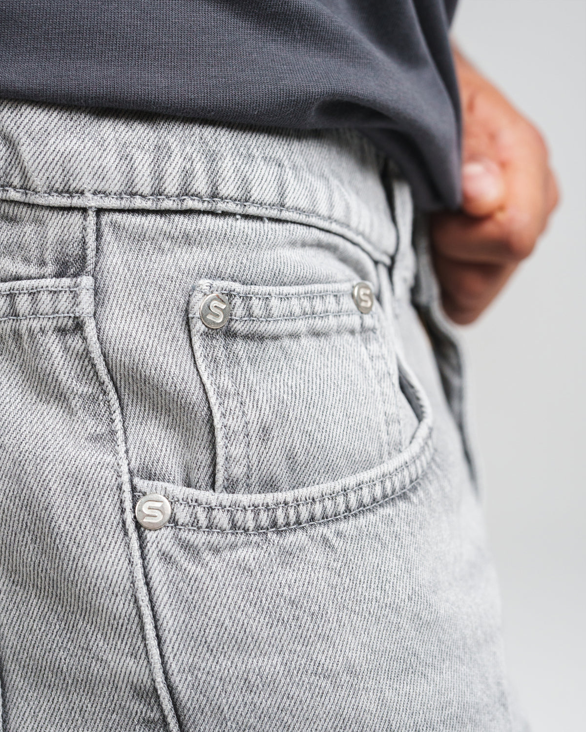 TAPERED STRAIGHT JEANS