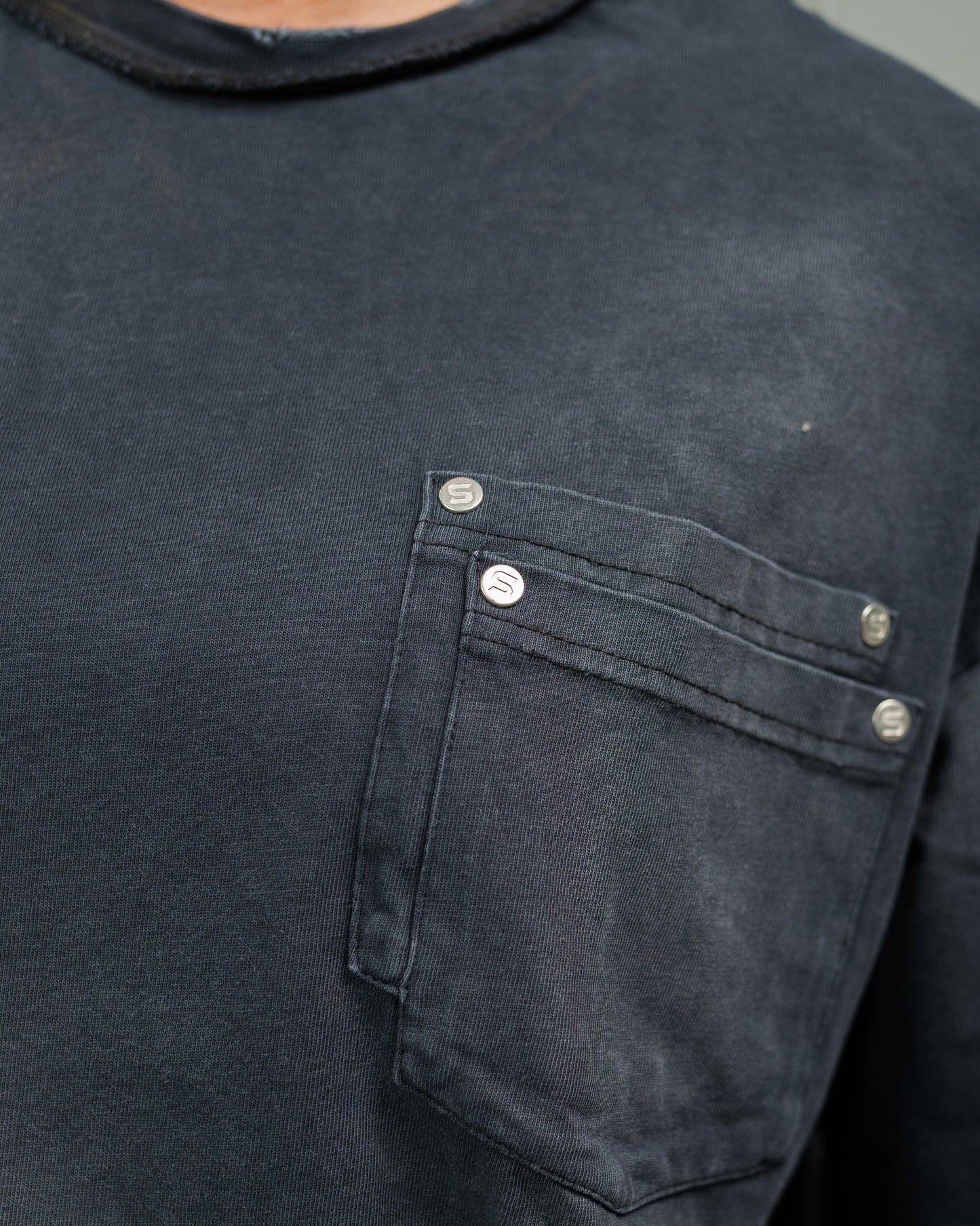 BLACK STONE WASHED DOUBLE POCKET T-SHIRT