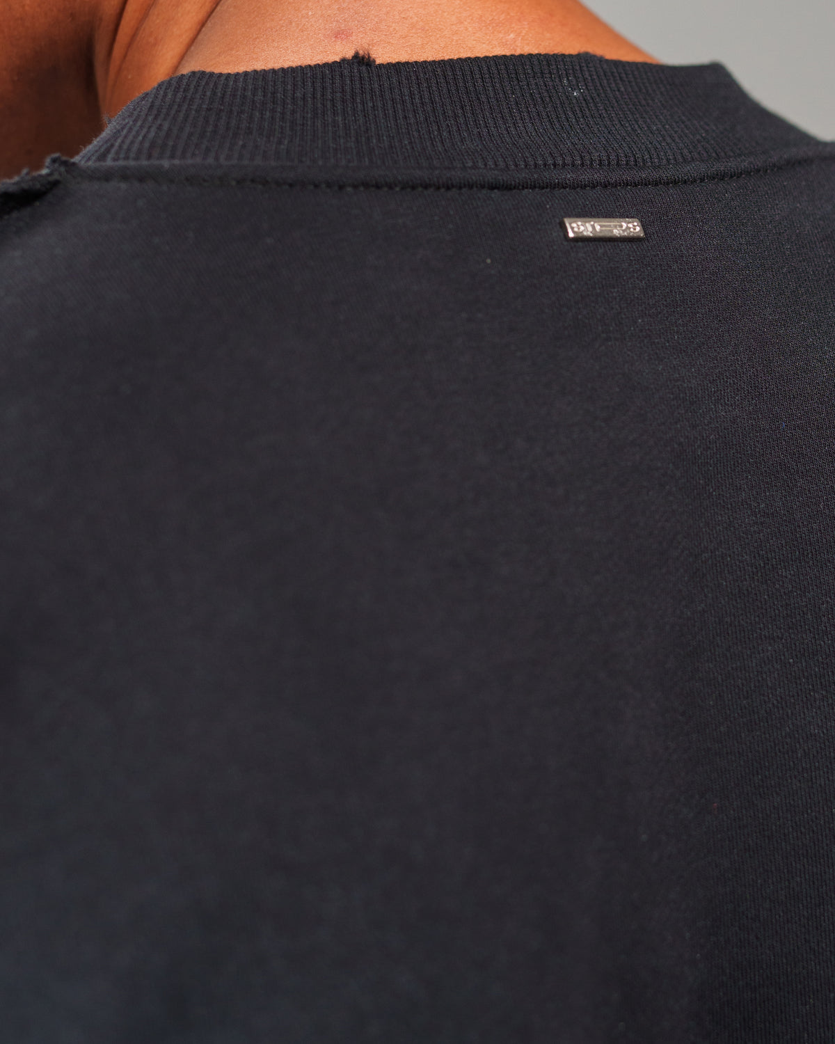 STONE WASHED DISTRESSED CREWNECK