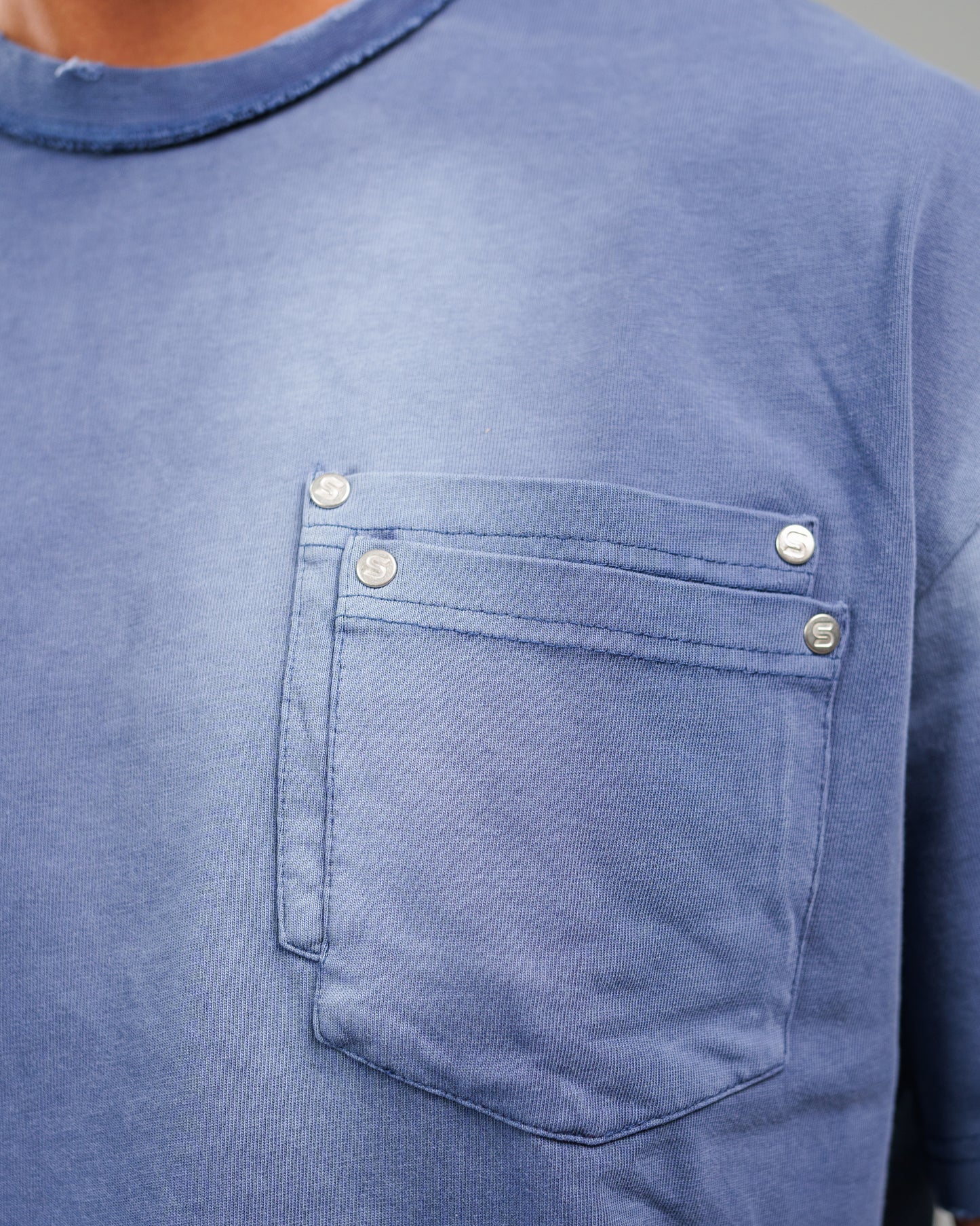 INDIGO BLUE STONE WASHED DOUBLE POCKET T-SHIRT