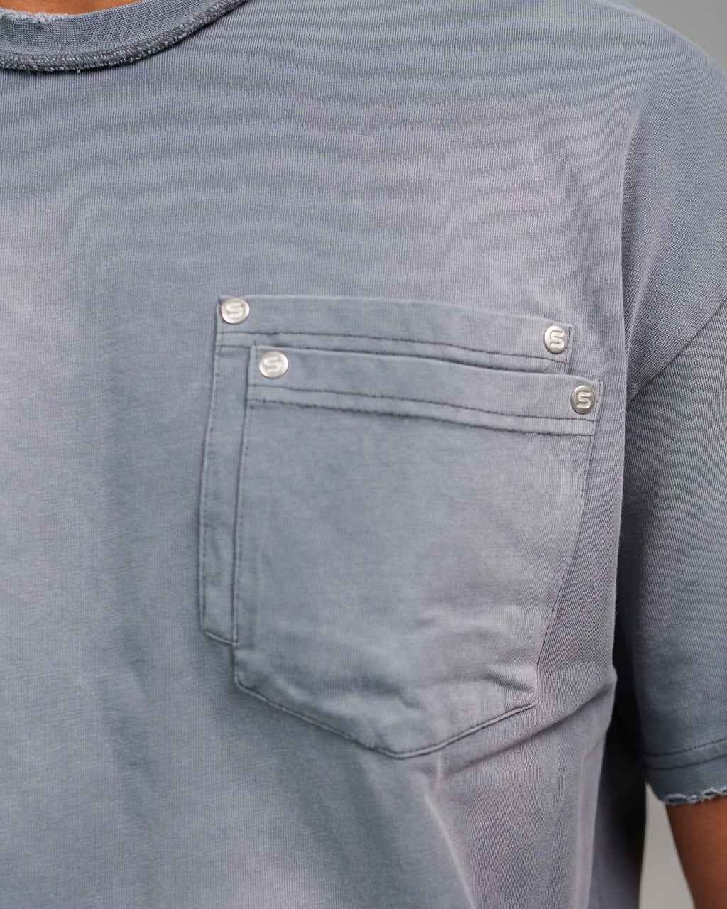 STONE WASHED DOUBLE POCKET T-SHIRT