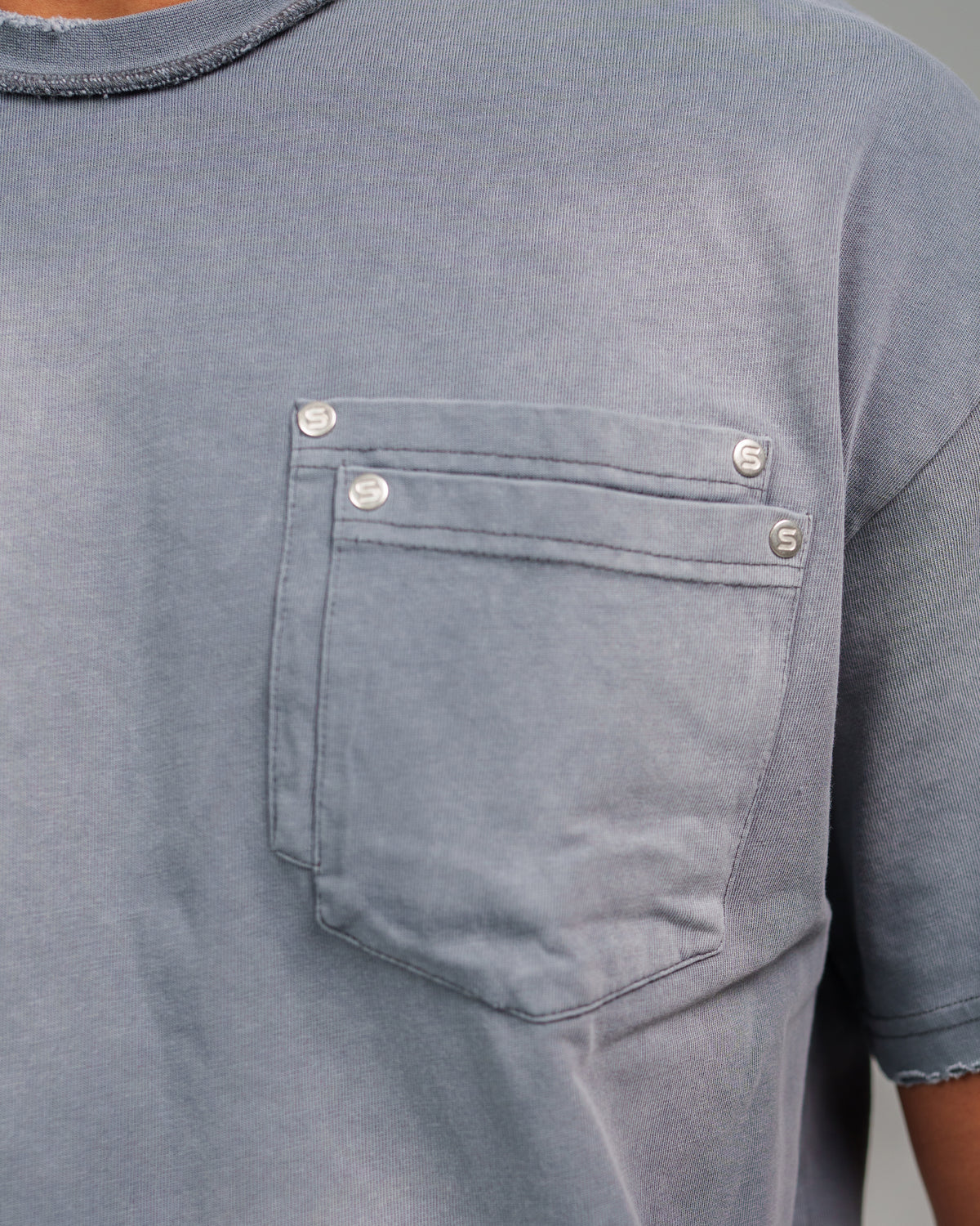 STONE WASHED DOUBLE POCKET T-SHIRT
