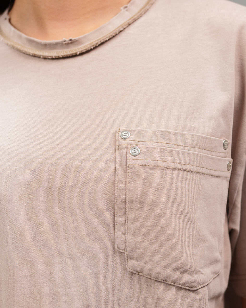STONE WASHED DOUBLE POCKET T-SHIRT