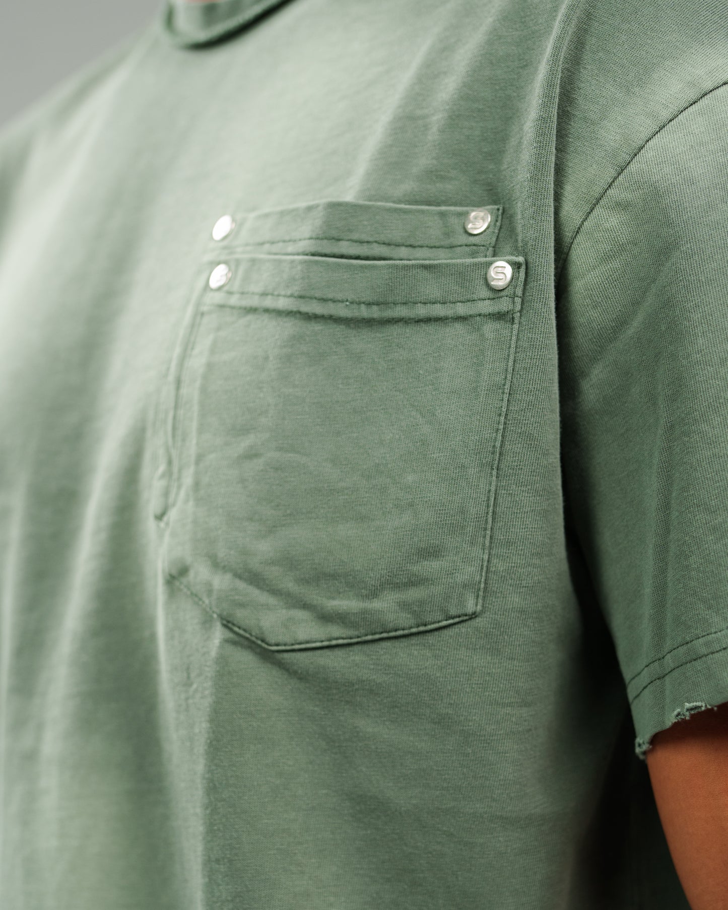 FOREST GREEN STONE WASHED DOUBLE POCKET T-SHIRT