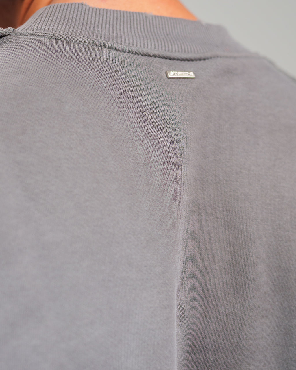 STONE WASHED DISTRESSED CREWNECK